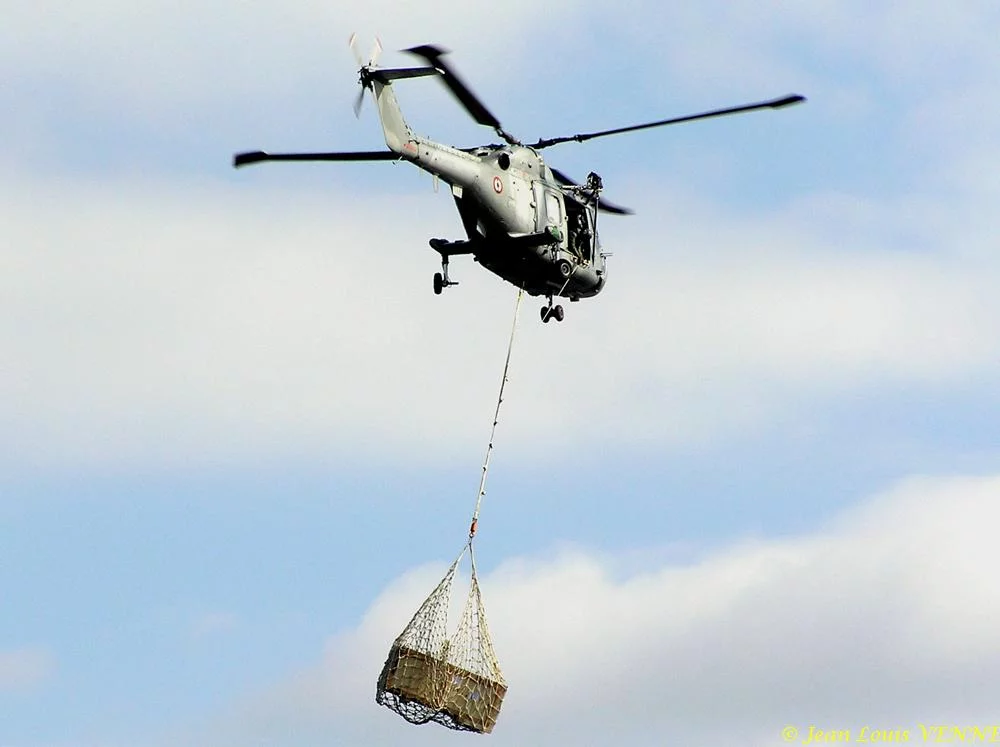 Hélitreuillage d'un train d'atterrissage de Rafale vers le Charles de Gaulle