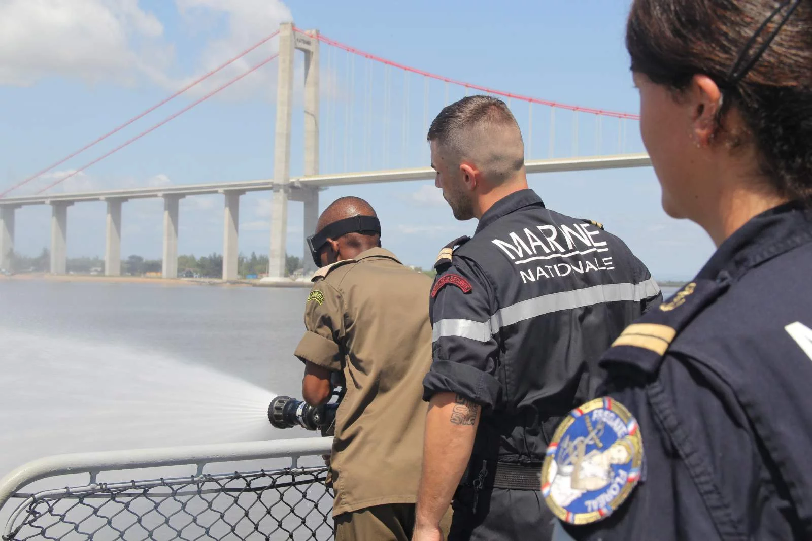 Un élève-officier mozambicain s'entraîne à utiliser une lance à incendie