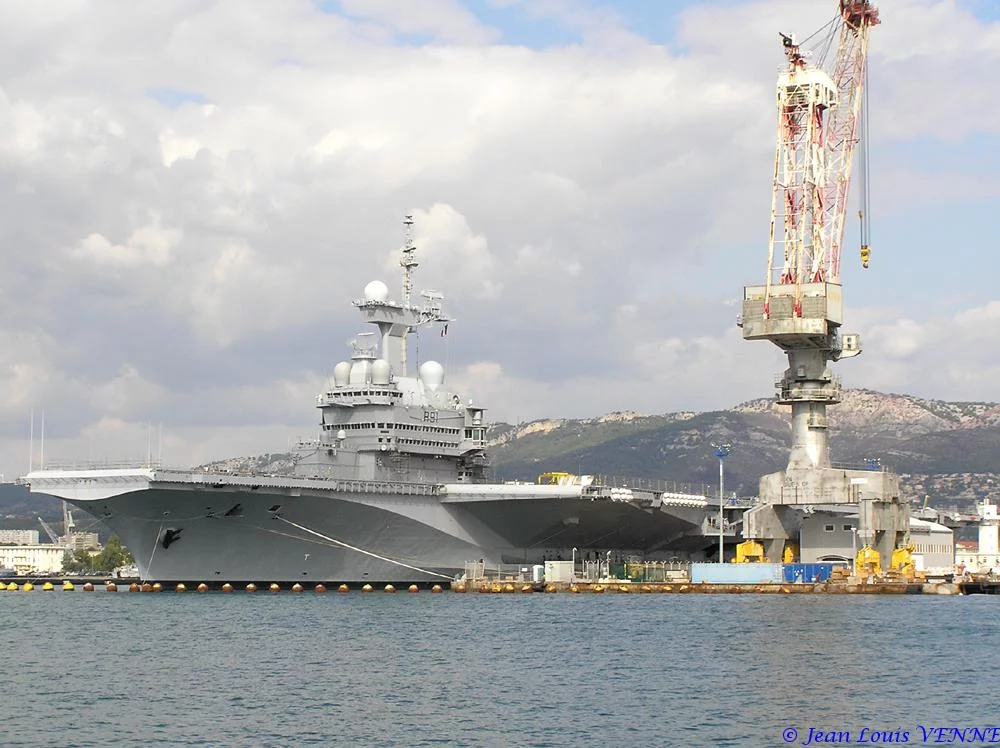 Le porte-avions Charles de Gaulle après son retournement