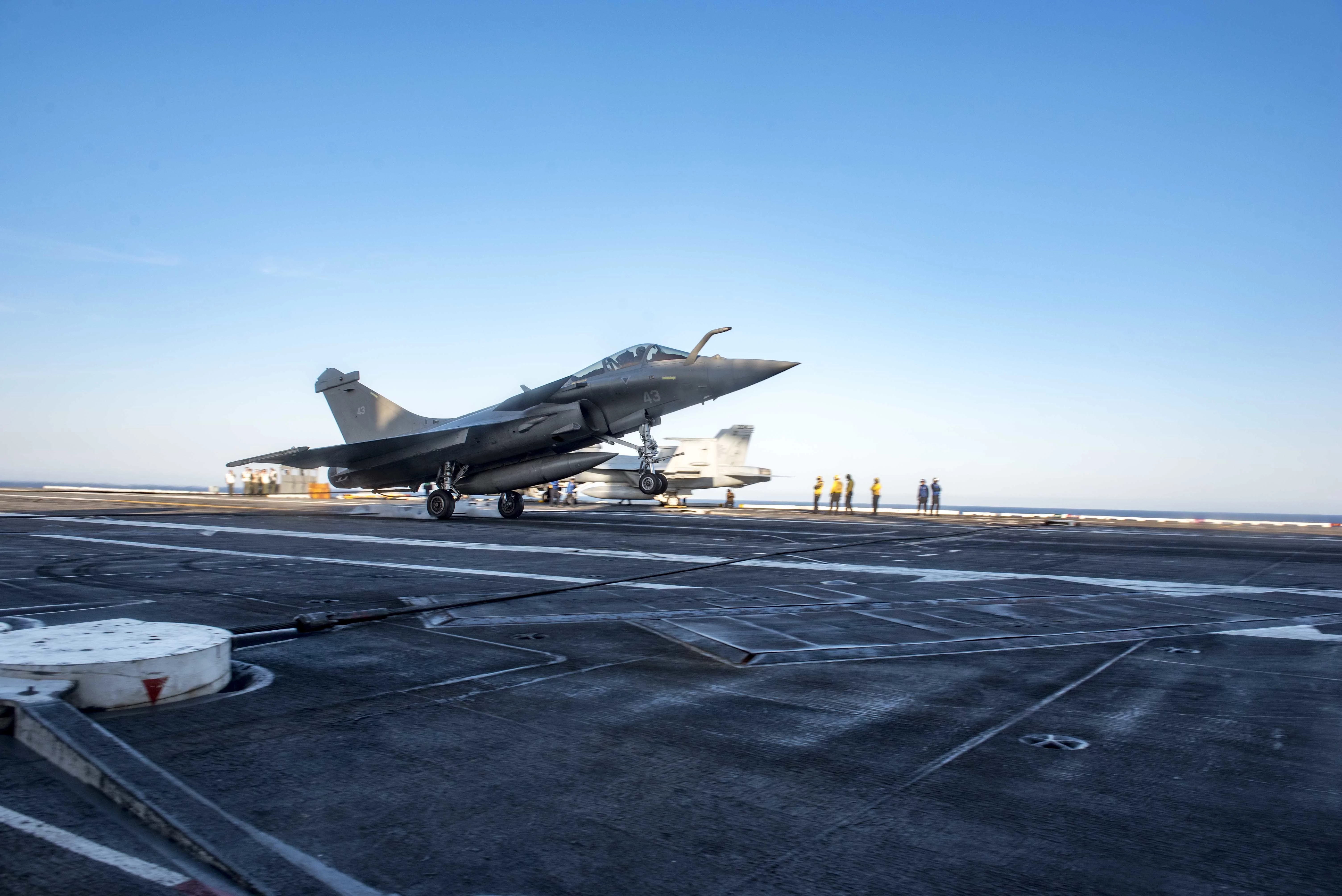 Un Rafale Marine effectue un appontage simulé sur l'USS George H.W. Bush