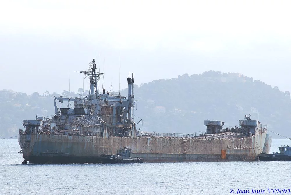 La coque de l’ex-Argens transférée à la base navale de Toulon