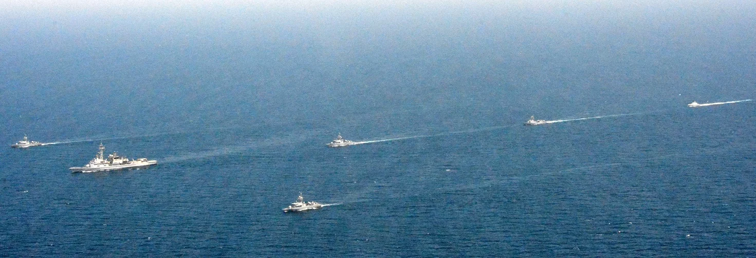 Le Cassard mène un ensemble d’évolutions avec cinq patrouilleurs qatariens