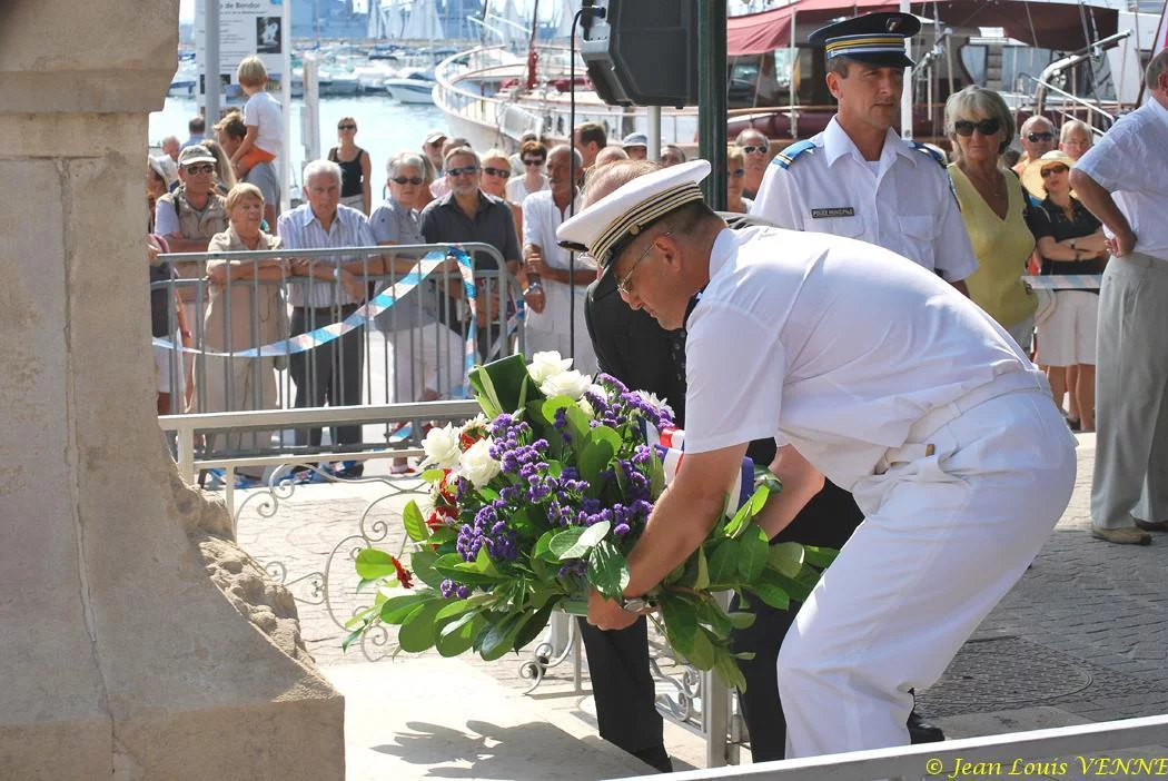 Dépôt d'une gerbe au monument aux morts