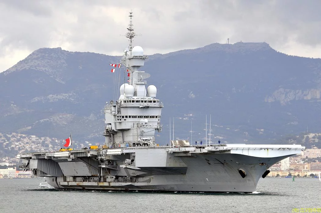 Le porte-avions Charles de Gaulle appareille pour la mission Harmattan