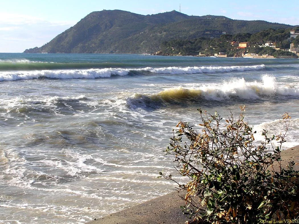 Les vagues se brisent sur le mur de protection