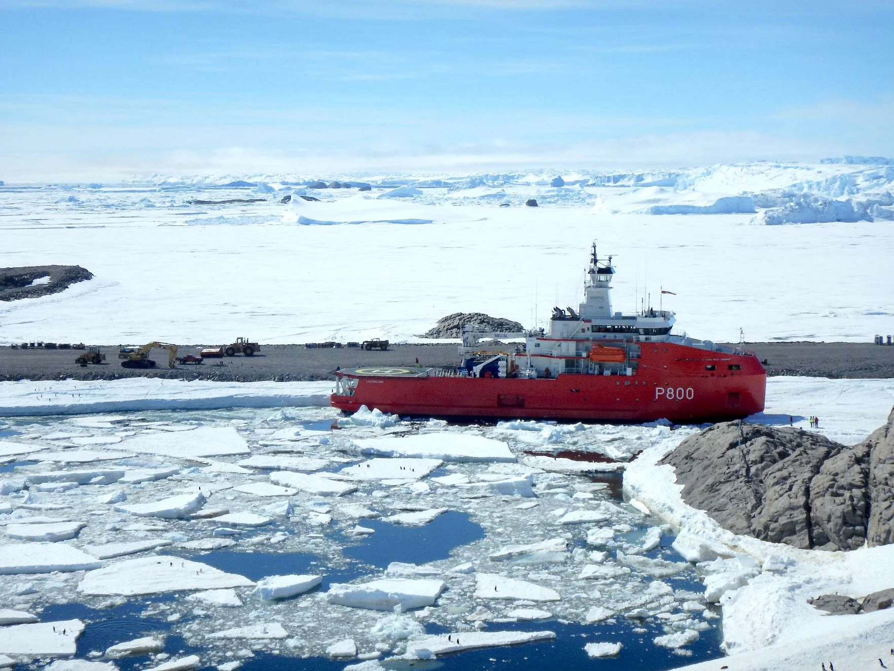 L’Astrolabe accoste pour la première fois à Dumont d’Urville, en Terre Adélie