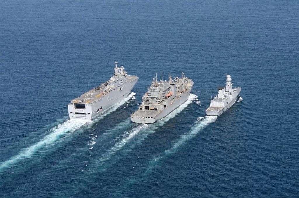 Le BPC Tonnerre, la frégate Chevalier Paul et le bâtiment ravitailleur USS Washington Chambers, de l'US Navy