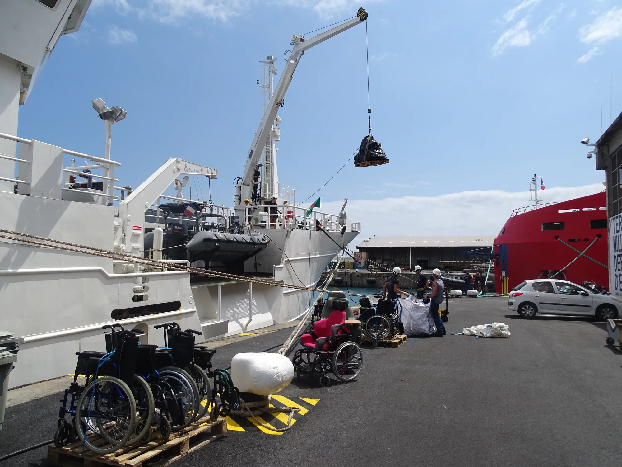 Le patrouilleur Le Malin livre du fret humanitaire à Madagascar