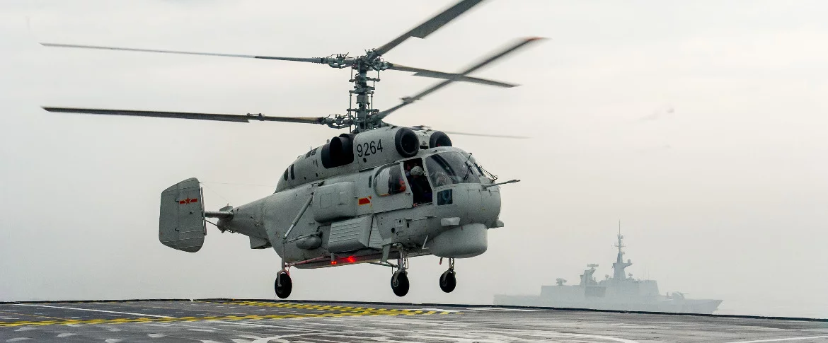 Un hélicoptère chinois Helix se pose sur le pont du Dixmude