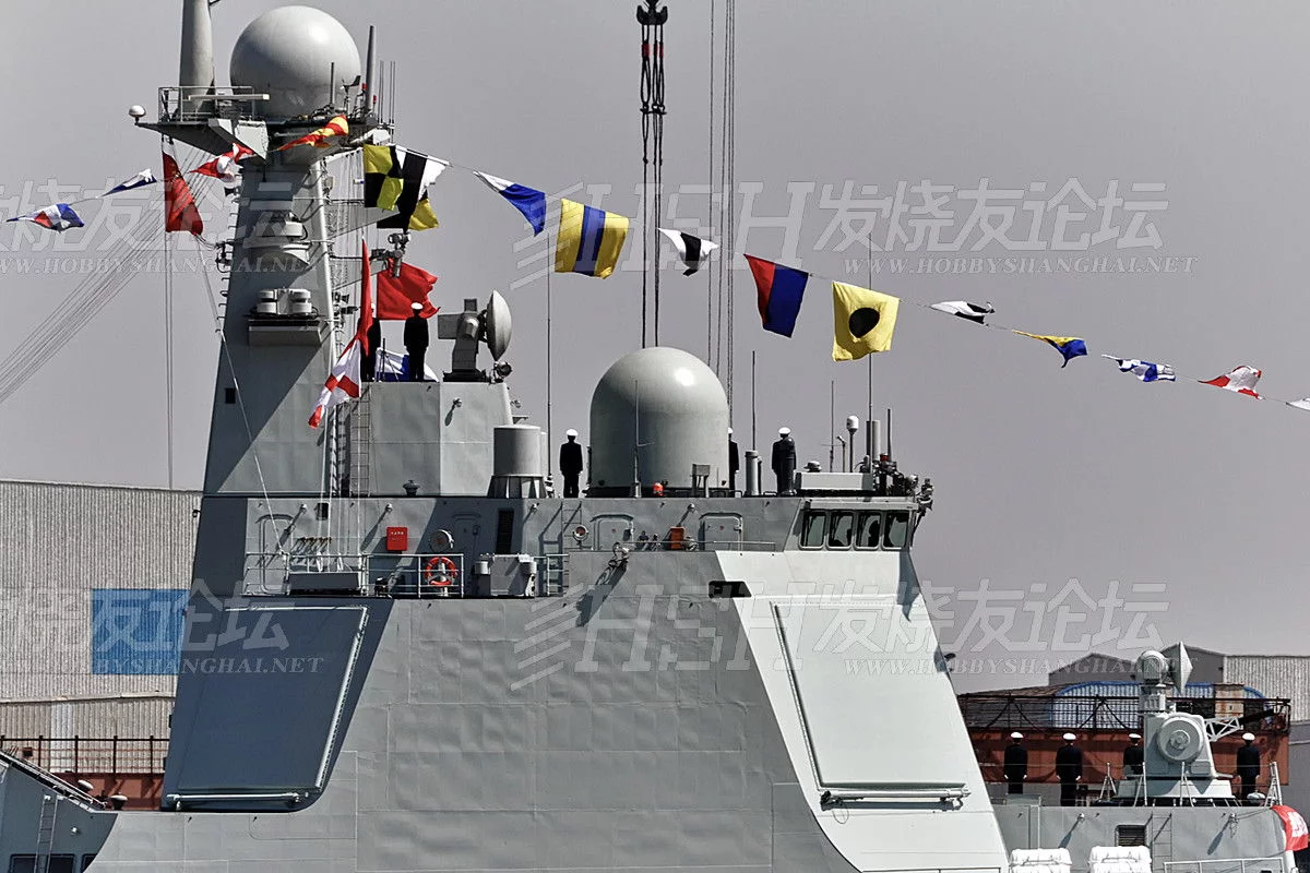 Admission au service du premier destroyer du Type 052D