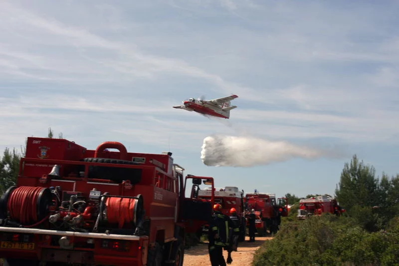 Un Tracker appuie un groupe feu de forêt