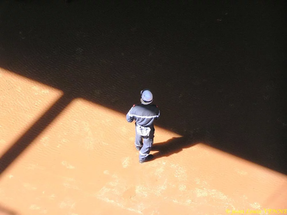 Un ouvrier de DCNS en fond de cale sèche