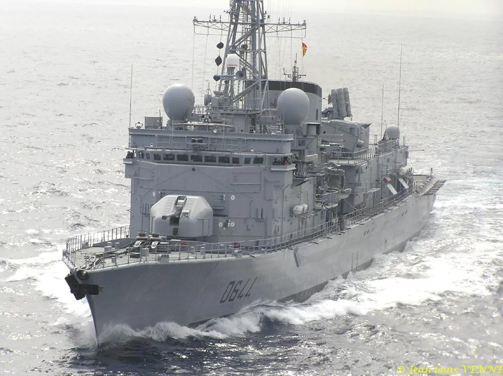 La frégate Primauguet se présente pour un ravitaillement à la mer