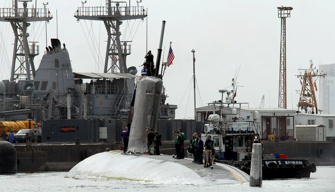 L'USS Hartford arrive à quai à Bahreïn