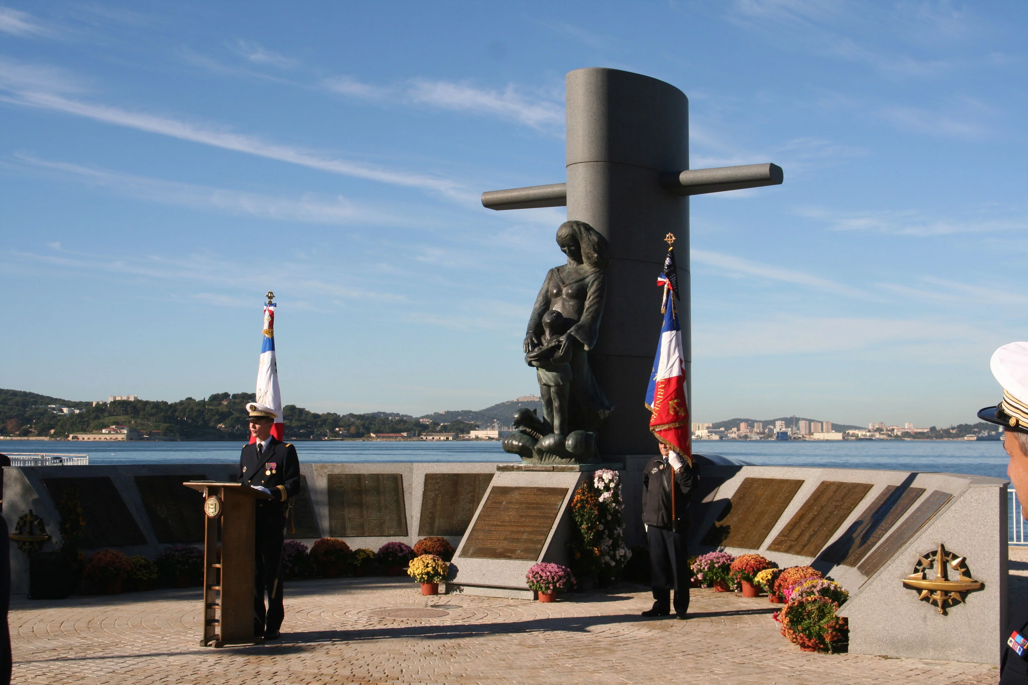 Le capitaine de corvette Cyrille Pungier s'adresse à l'équipage
