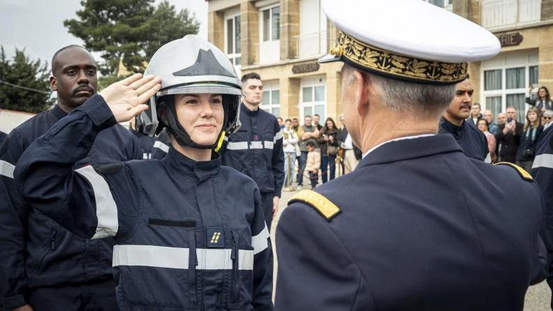 Un élève du cours brevet d’aptitude technique marin-pompier des ports (MARPO) reçoit son casque
