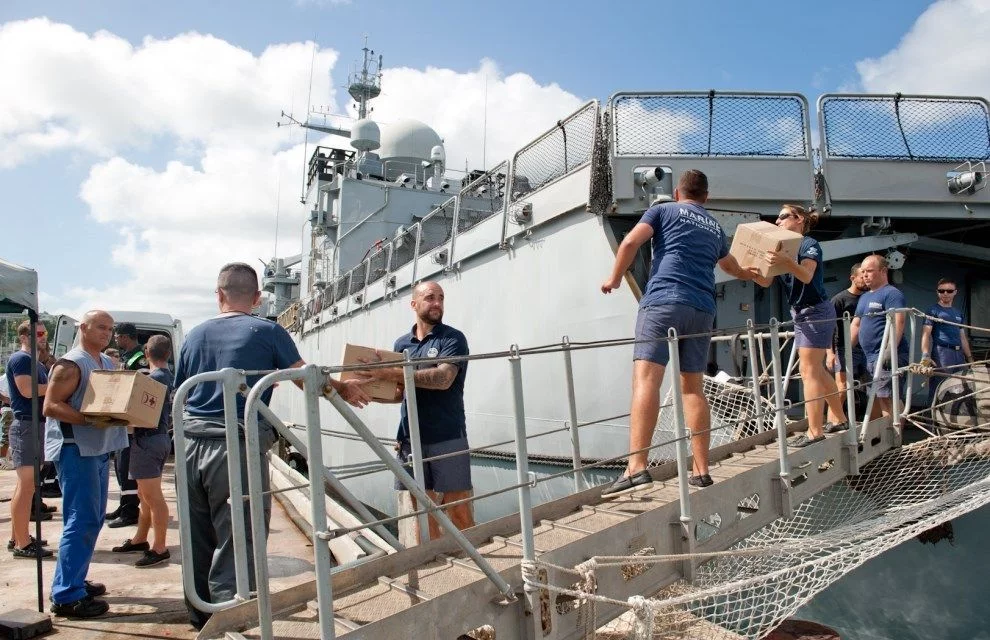 Embarquement de fret humanitaire à bord du Vendémiaire