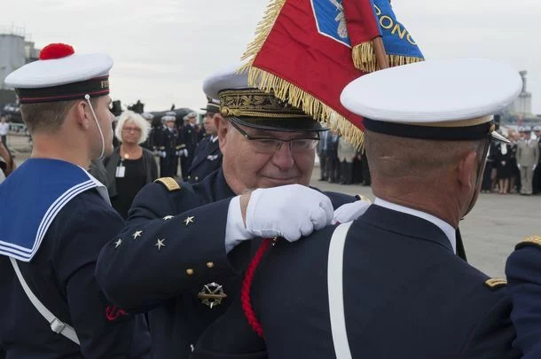 Remise de la fourragère rouge aux membres du commando 