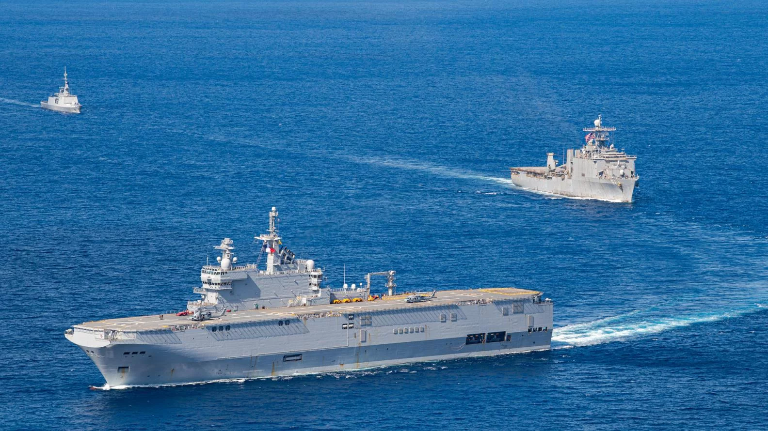 Le porte-hélicoptères Mistral, la frégate Surcouf et le navire de débarquement américain USS Oak Hill