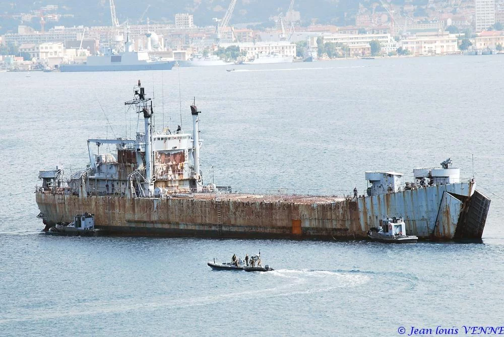 La coque de l’ex-Argens transférée à la base navale de Toulon