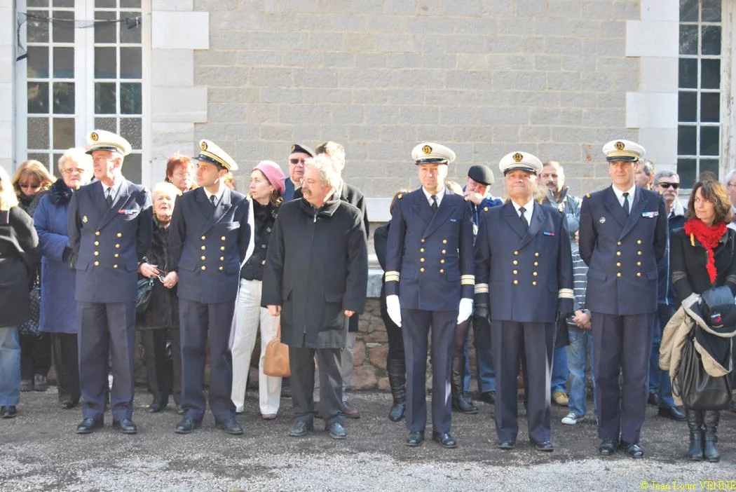 Les autorités municipales et militaires