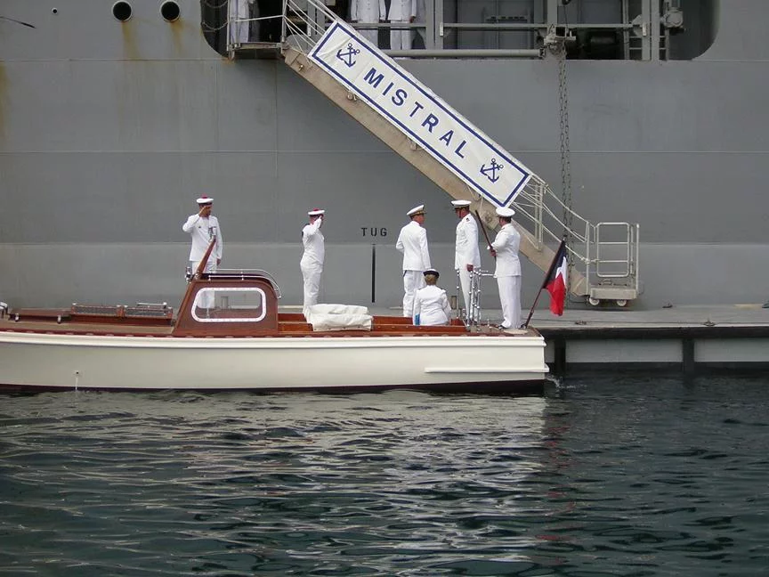 ALFAN, à bord de sa vedette, arrive sur le Mistral