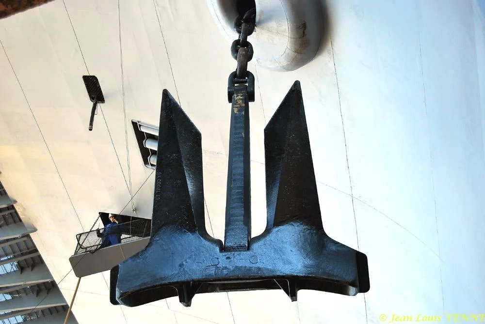 Le Charles de Gaulle ré-embarque ses lignes de mouillage