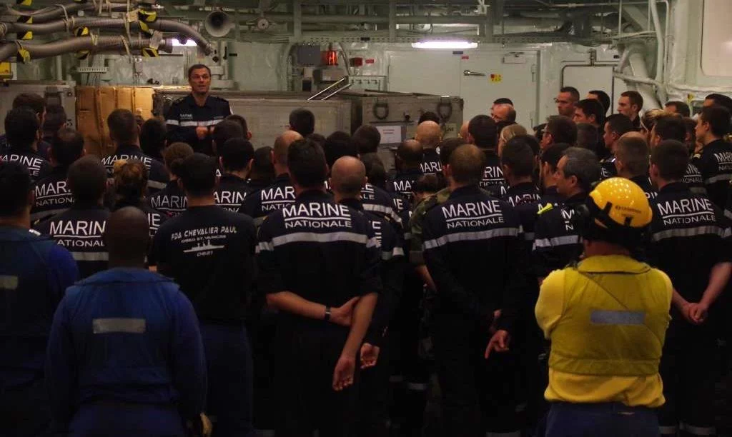 Le vice-amiral d’escadre Rolland s’adresse à l’équipage du Languedoc