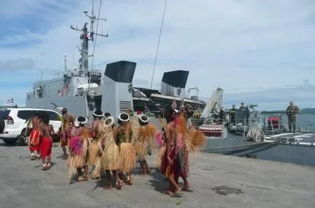 Accueil traditionnel pour la Moqueuse en mer de Corail