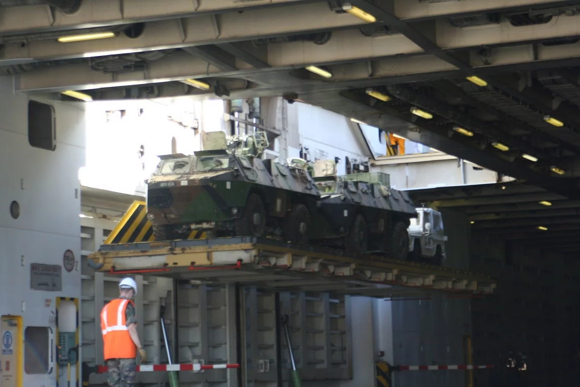 Des véhicules de l'avant blindés sont descendus du pont supérieur