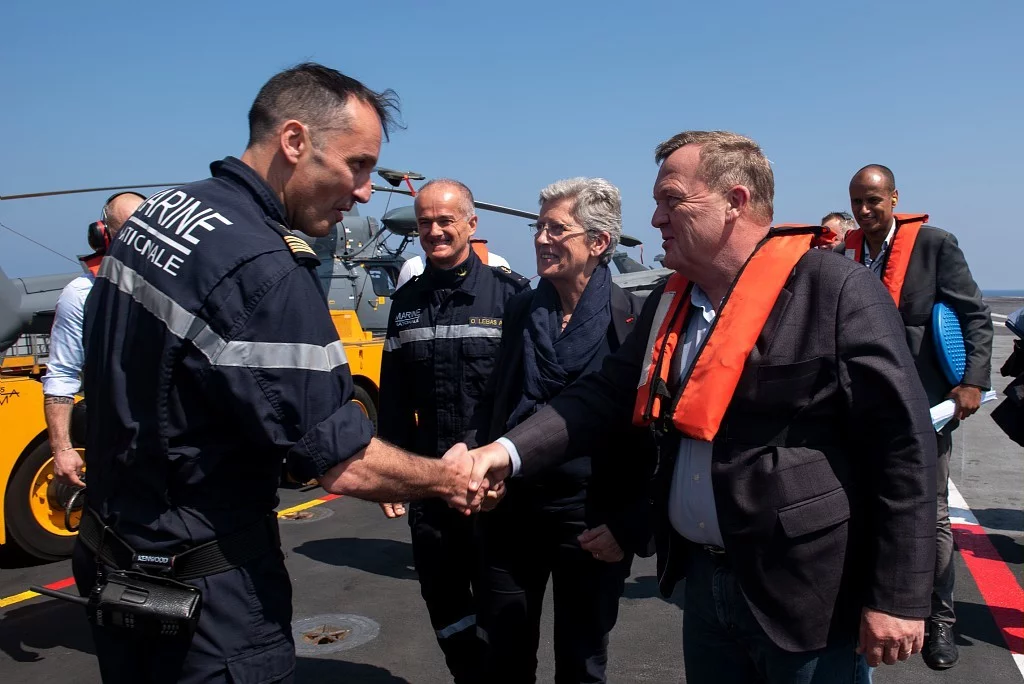Le commandant du Charles de Gaulle accueille Geneviève Darrieussecq et le Premier Ministre danois 