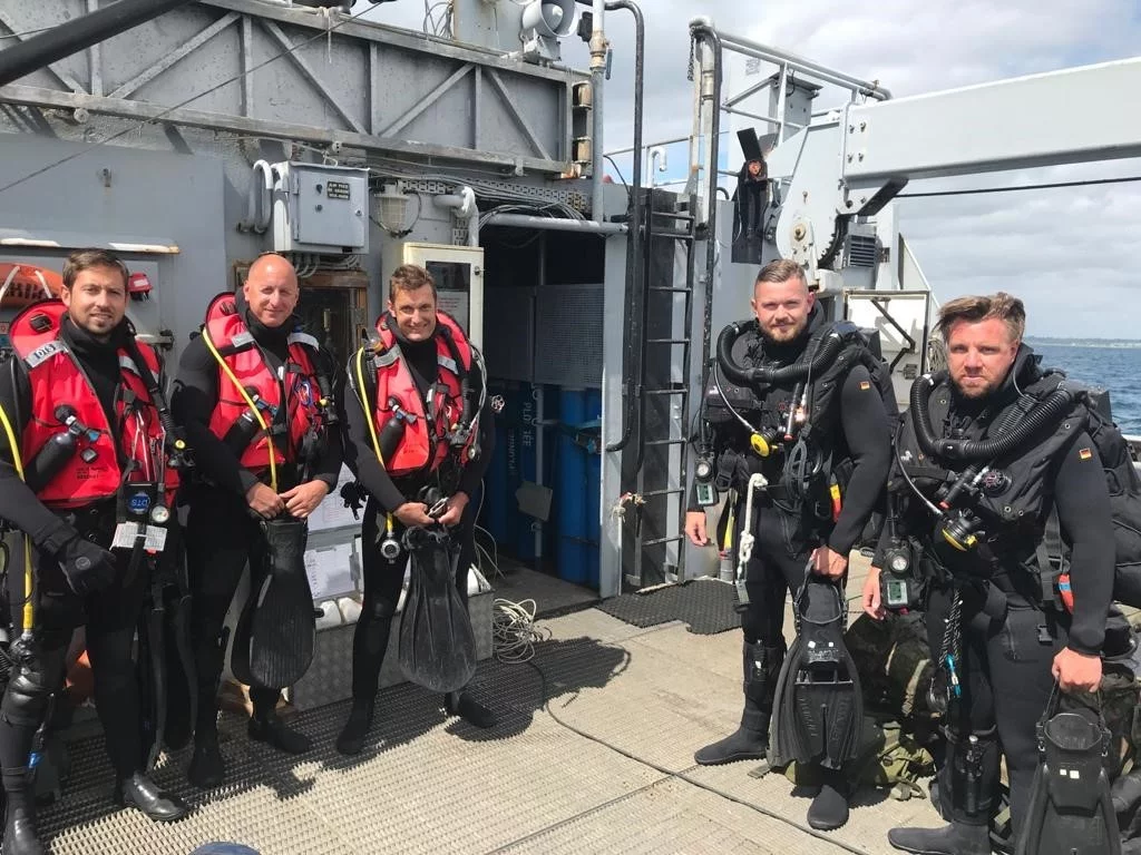 Plongeurs démineurs français et allemands s'entraînent côte à côte