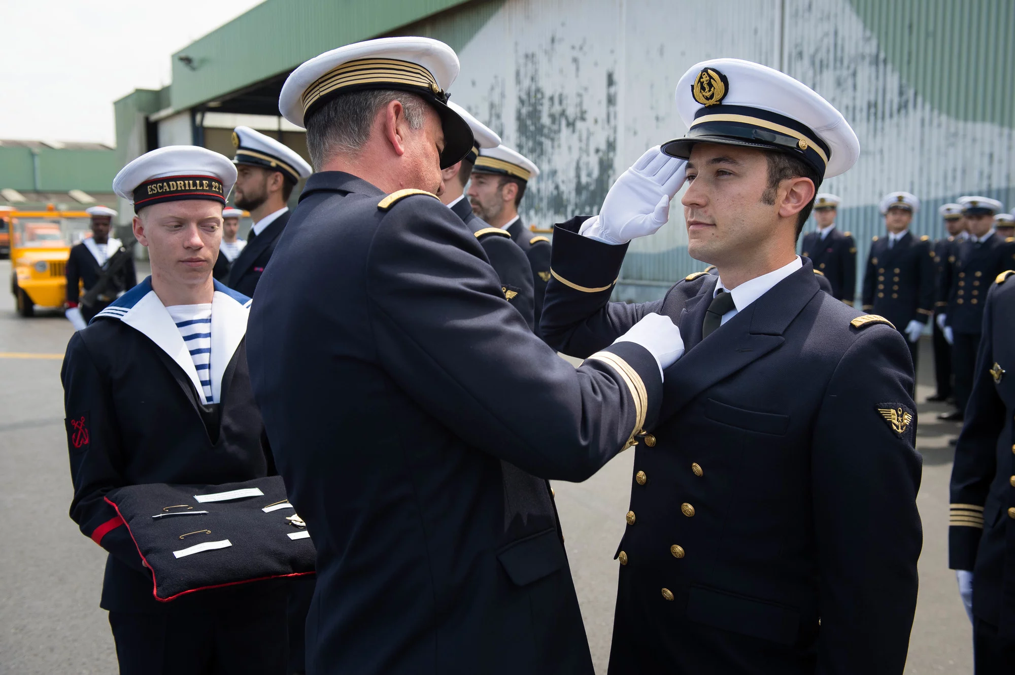 Un Elève officier pilote de l’aéronautique navale (EOPAN) reçoit son insigne de pilote d’hélicoptère