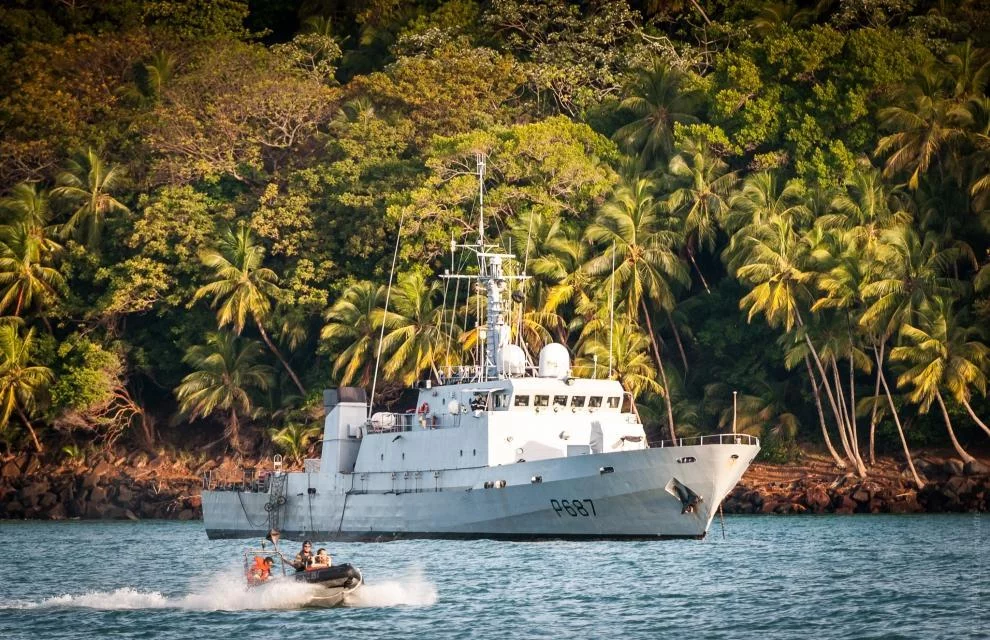 Les patrouilleurs La Gracieuse et La Capricieuse suivent un stage de remise à niveau opérationnelle