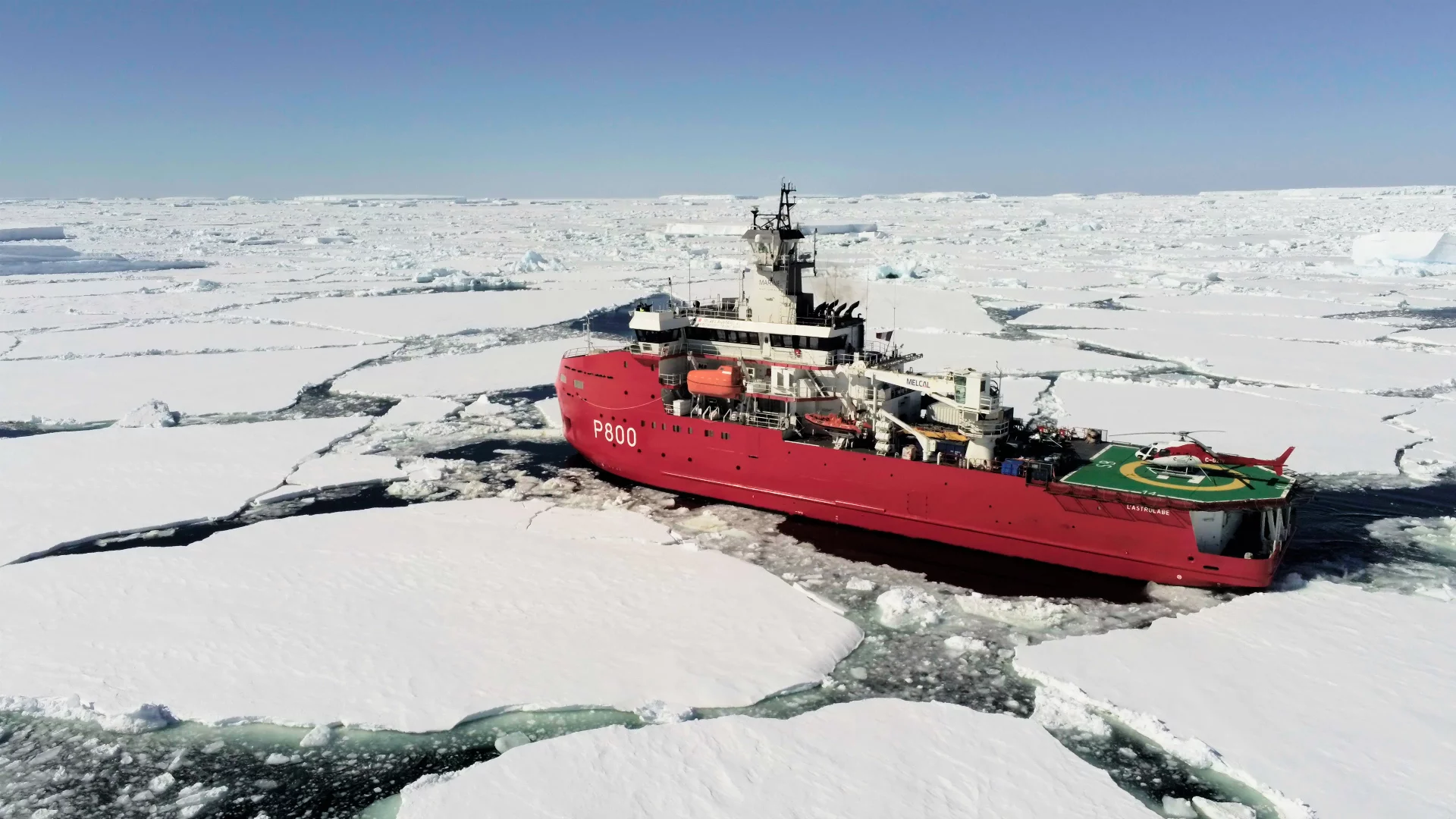 Le patrouilleur polaire L’Astrolabe accosté à la banquise