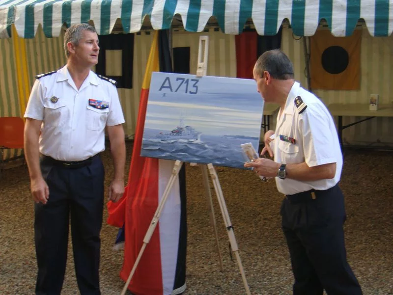 Le peintre Pierre-Arnaud Lebonnois remet au capitaine de frégate Collin, commandant de la marine à Bayonne, la toile du patrouilleur Aramis