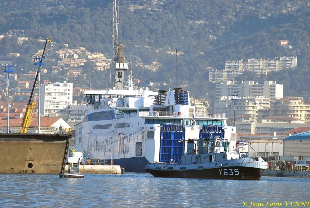 Le Liamone entre dans un bassin de DCNS à Toulon