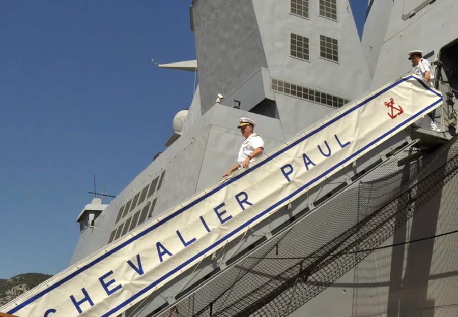 L’amiral Roughead, CNO, descend la coupée du Chevalier Paul