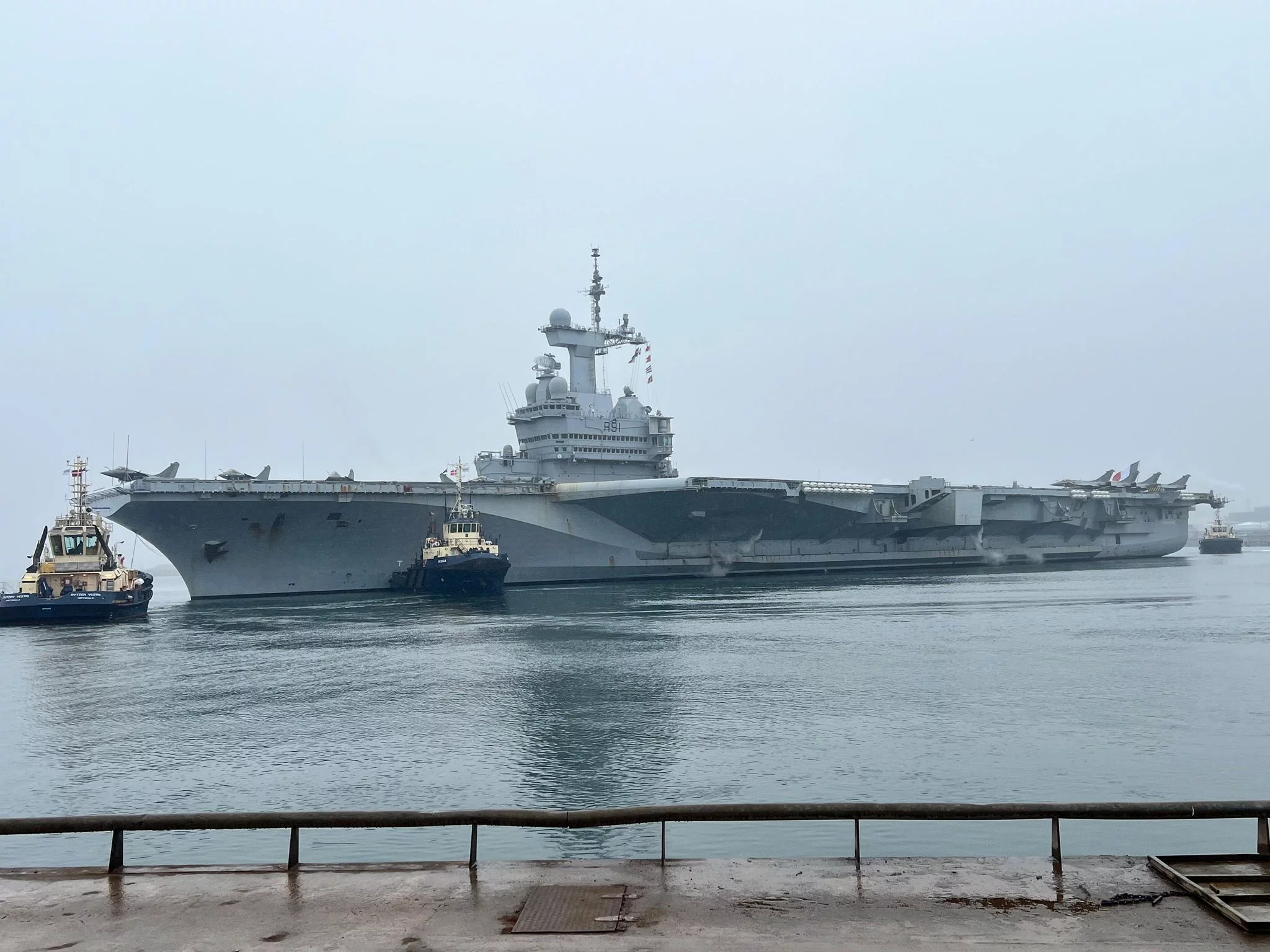 Le porte-avions Charles de Gaulle accoste à Malmö en Suède