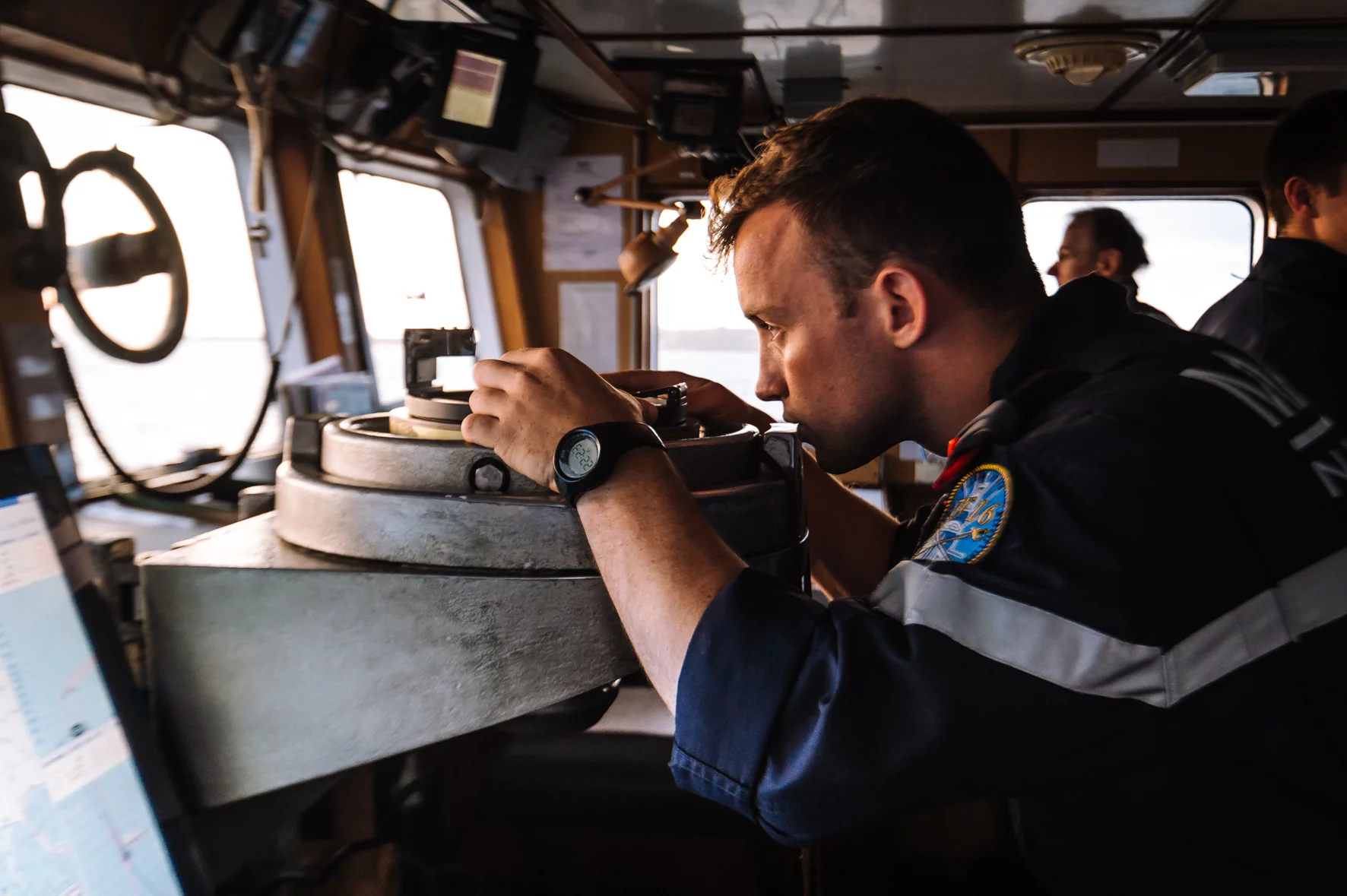 Un aspirant de la promotion EN 2016 en passerelle d'un bâtiment-école