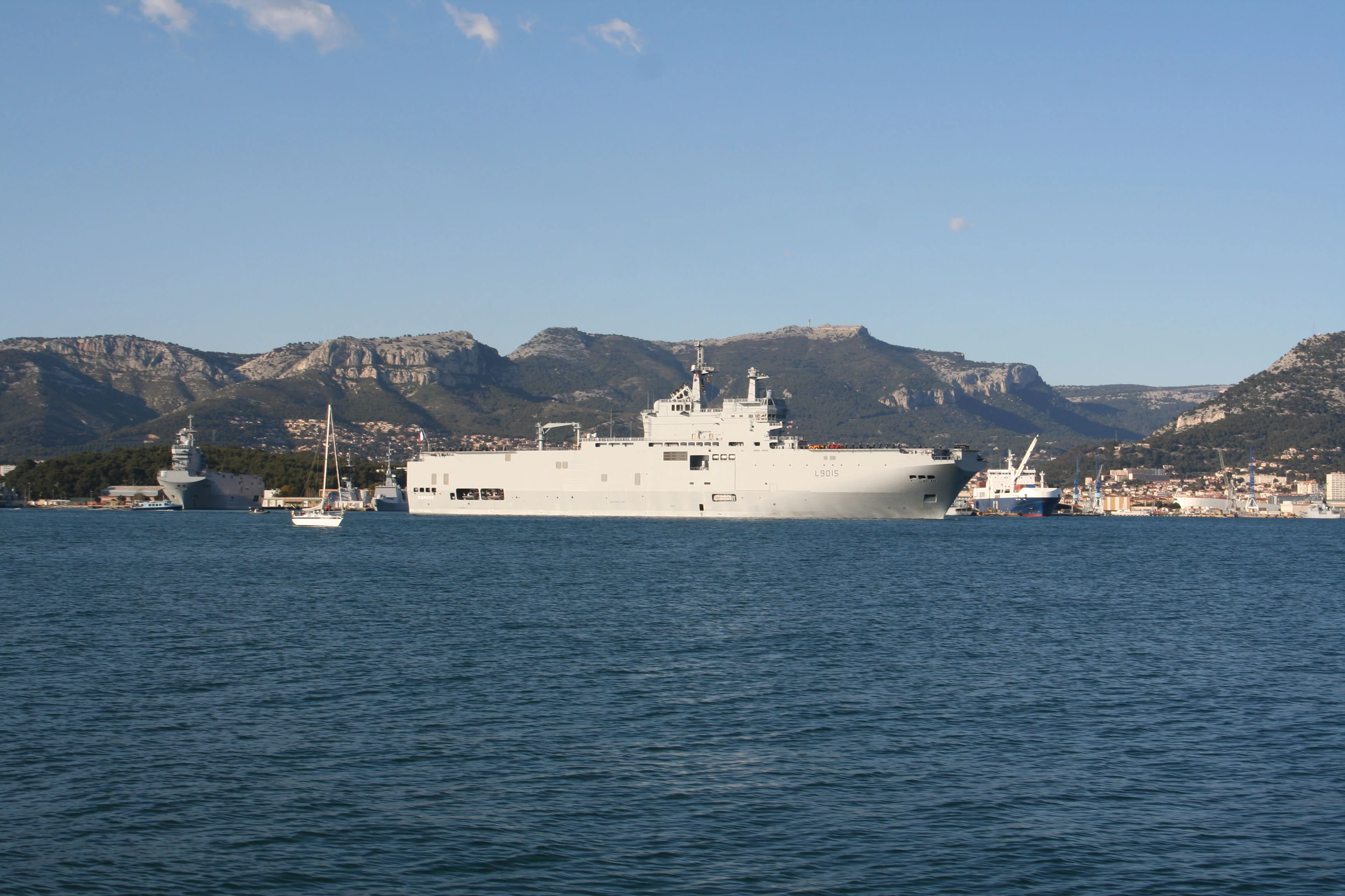 Appareillage du BPC Dixmude