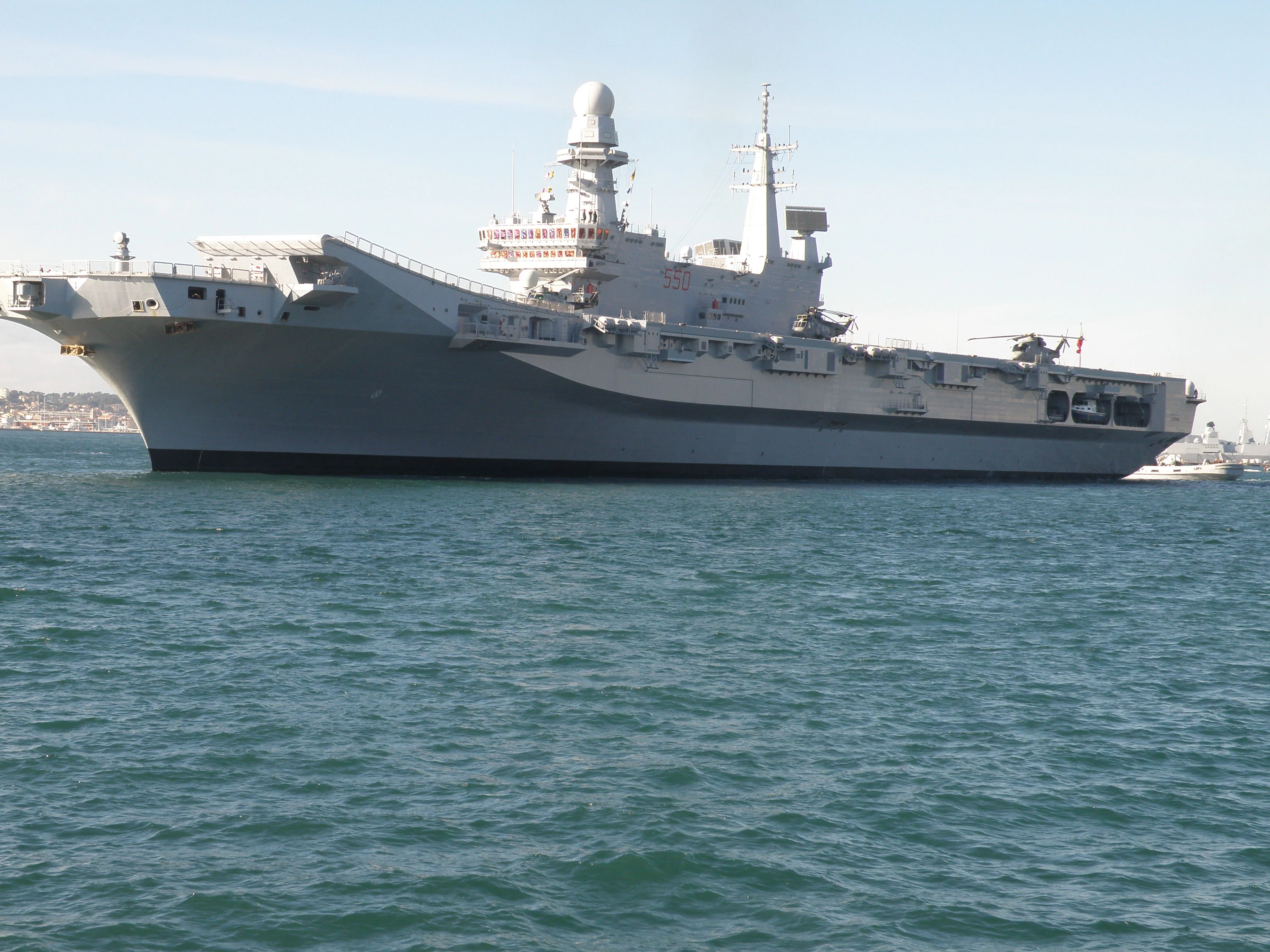 Arrivée du porte-aéronefs italien Cavour dans la rade de Toulon