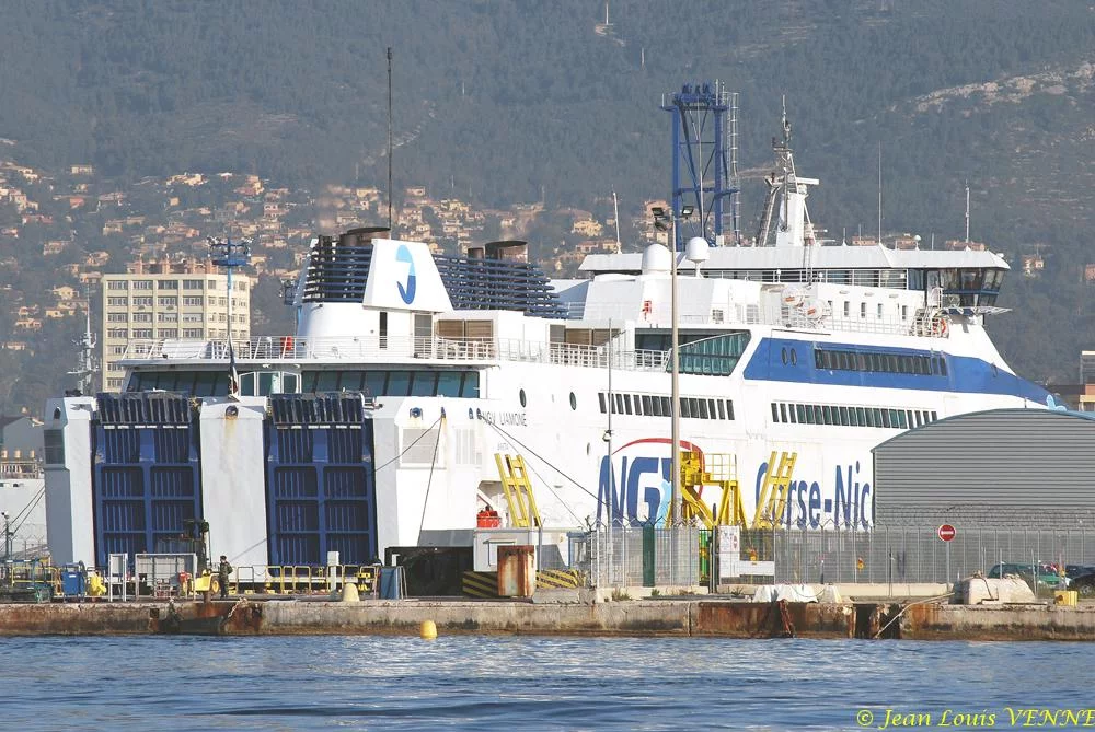 Le Liamone entre dans un bassin de DCNS à Toulon