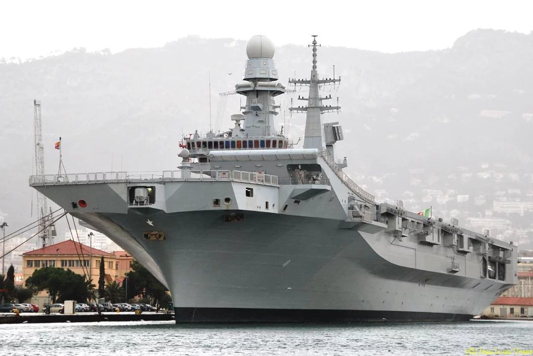 Le porte-aéronefs italien Cavour
