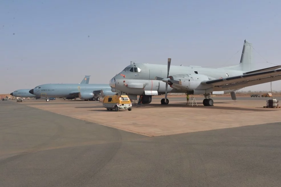 Un avion de patrouille maritime ATLANTIQUE 2 sur la base aérienne projetée de Niamey