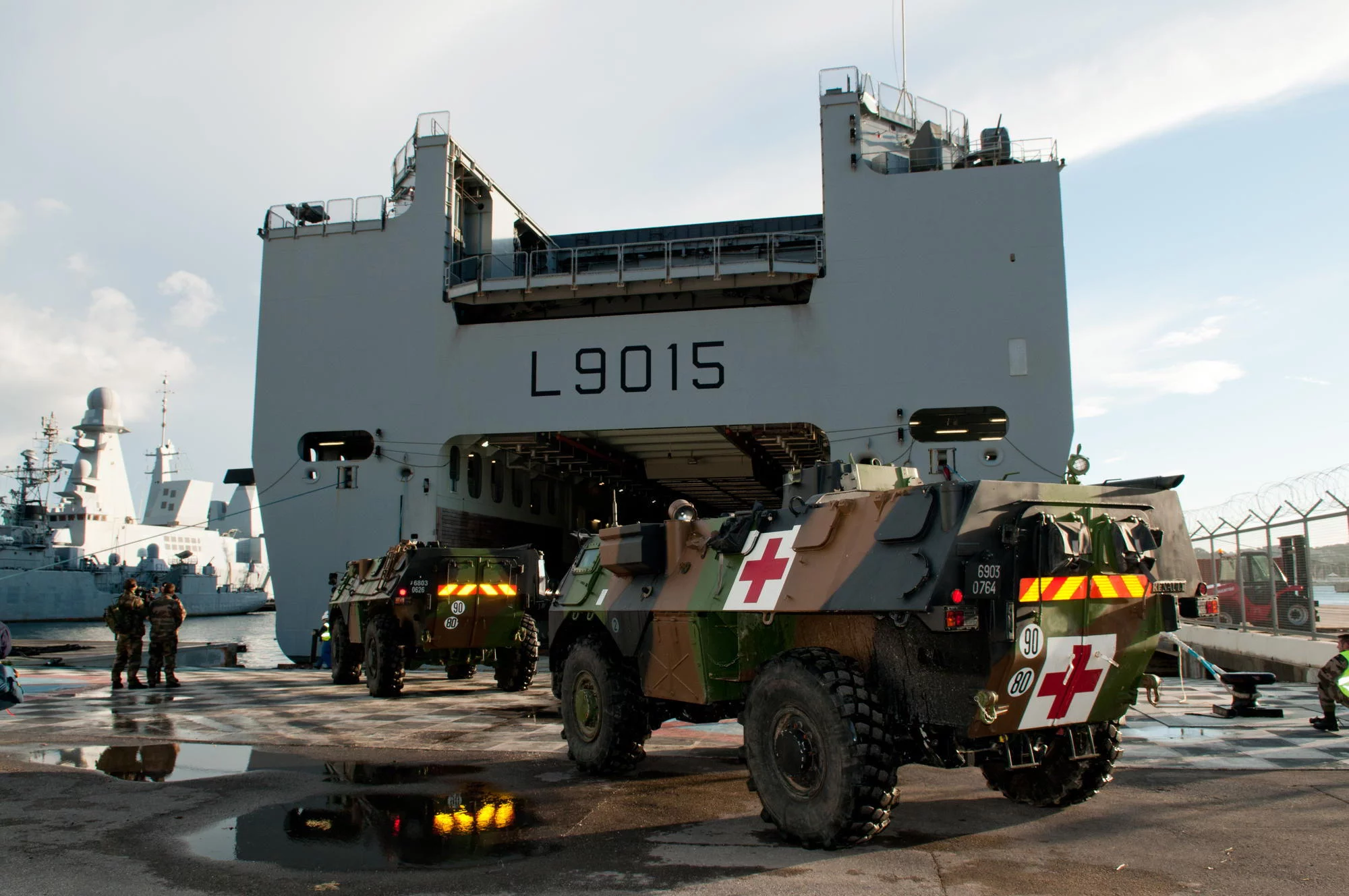 Le BPC Dixmude  embarque des éléments du 92è RI