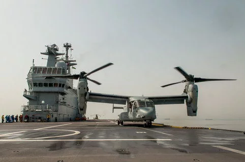 Un aéronef de transport américain Boeing V-22 Osprey du Corps des Marines sur le BPC Dixmude