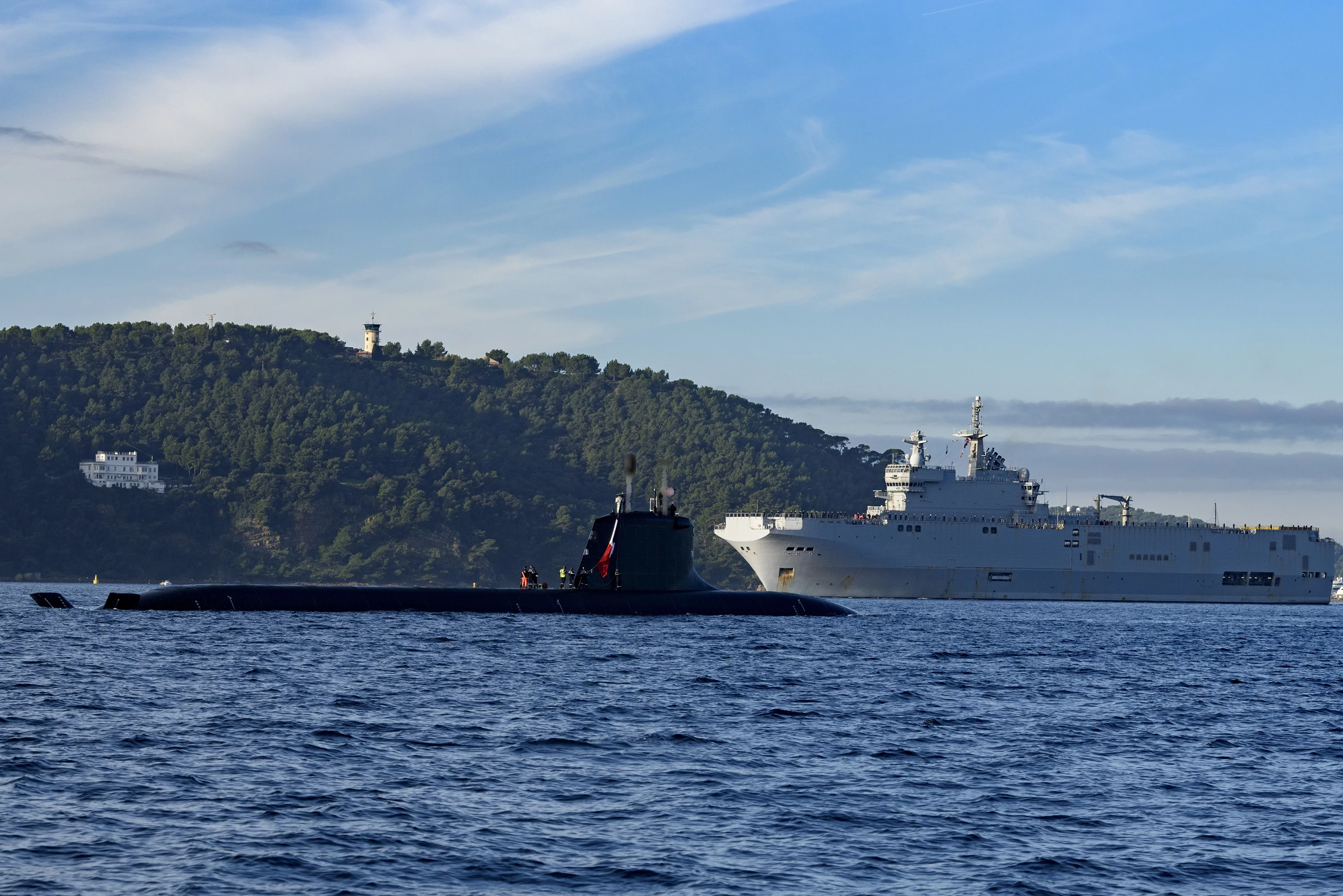 A son arrivée à Toulon, le sous-marin nucléaire d'attaque Tourville croise le porte-hélicoptères Tonnerre
