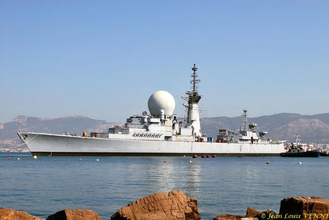 La coque de l'ex-Duquesne positionnée pour protéger le plan d'eau