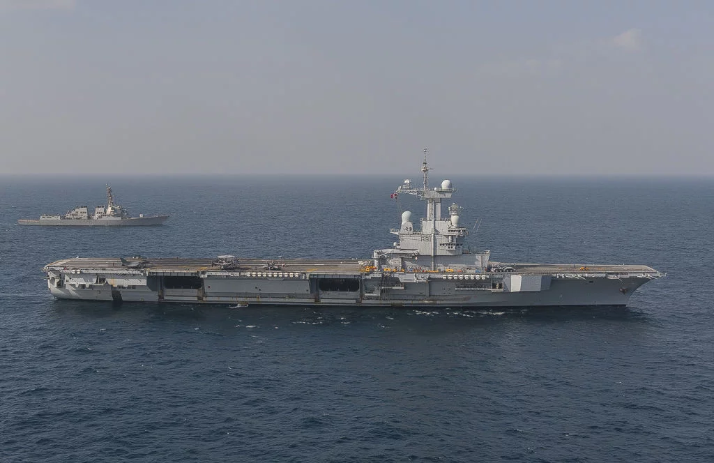 Le destroyer USS Bulkeley navigue aux côtés du porte-avions Charles de Gaulle
